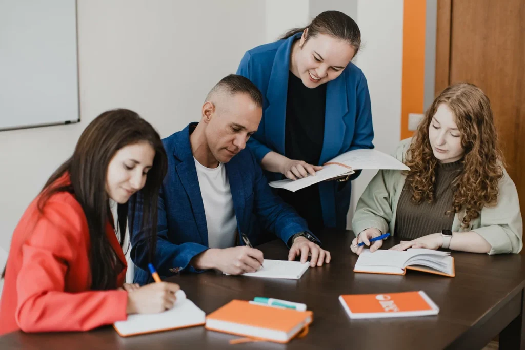 преподаватель со студентами
