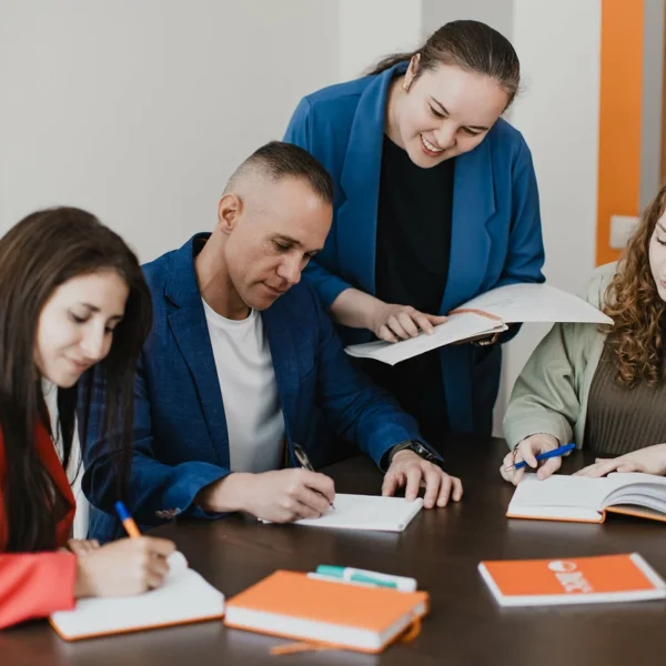 преподаватель со студентами