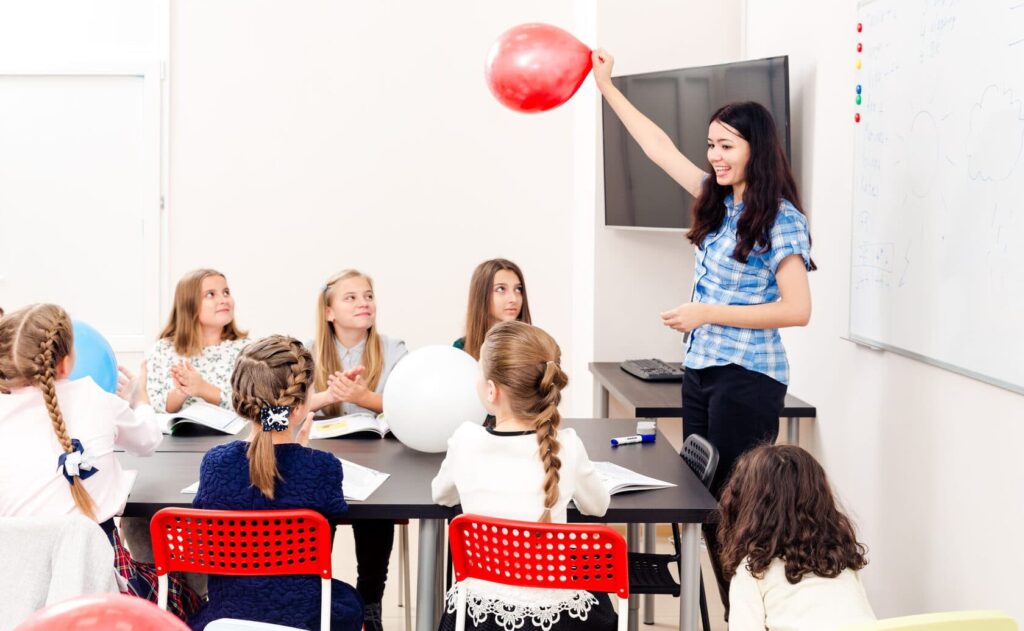 преподаватель со студентами