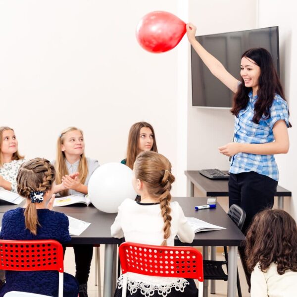 преподаватель со студентами
